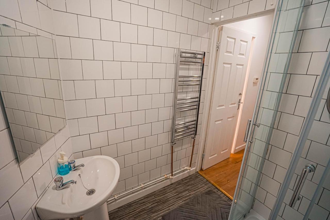 Private And Spacious 2 Bedroom House - Free Parking! 카디프 외부 사진