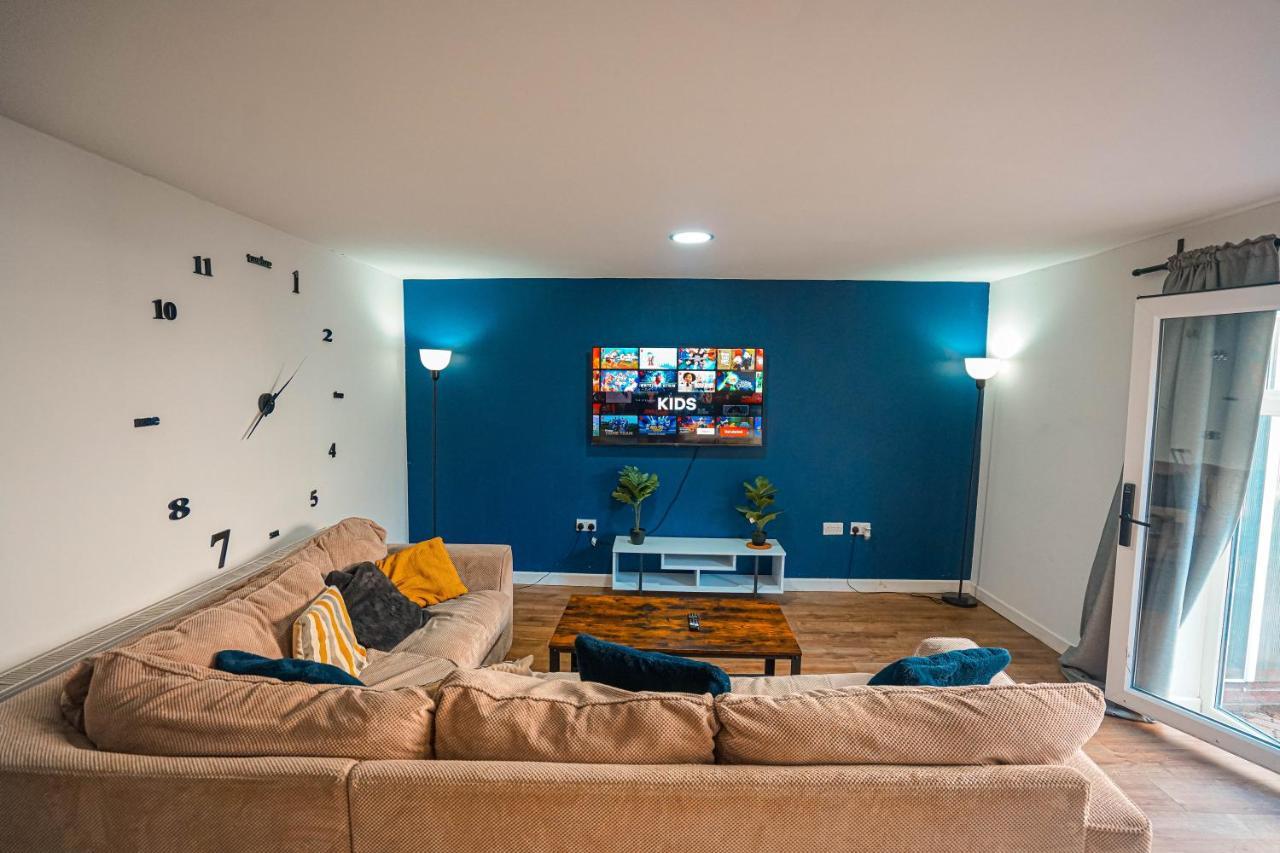 Private And Spacious 2 Bedroom House - Free Parking! 카디프 외부 사진