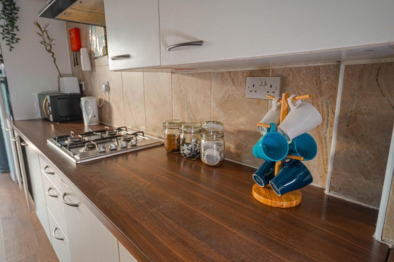 Private And Spacious 2 Bedroom House - Free Parking! 카디프 외부 사진